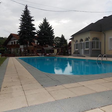Hotel Family Balatonföldvár 外观 照片