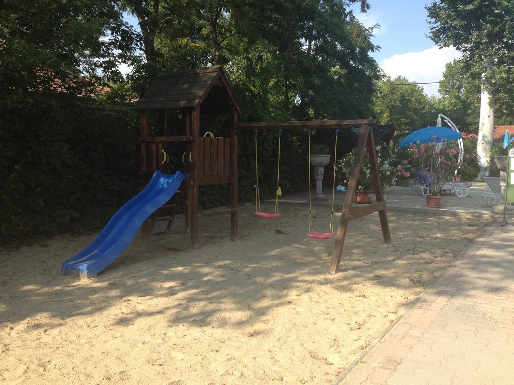 Hotel Family Balatonföldvár 外观 照片